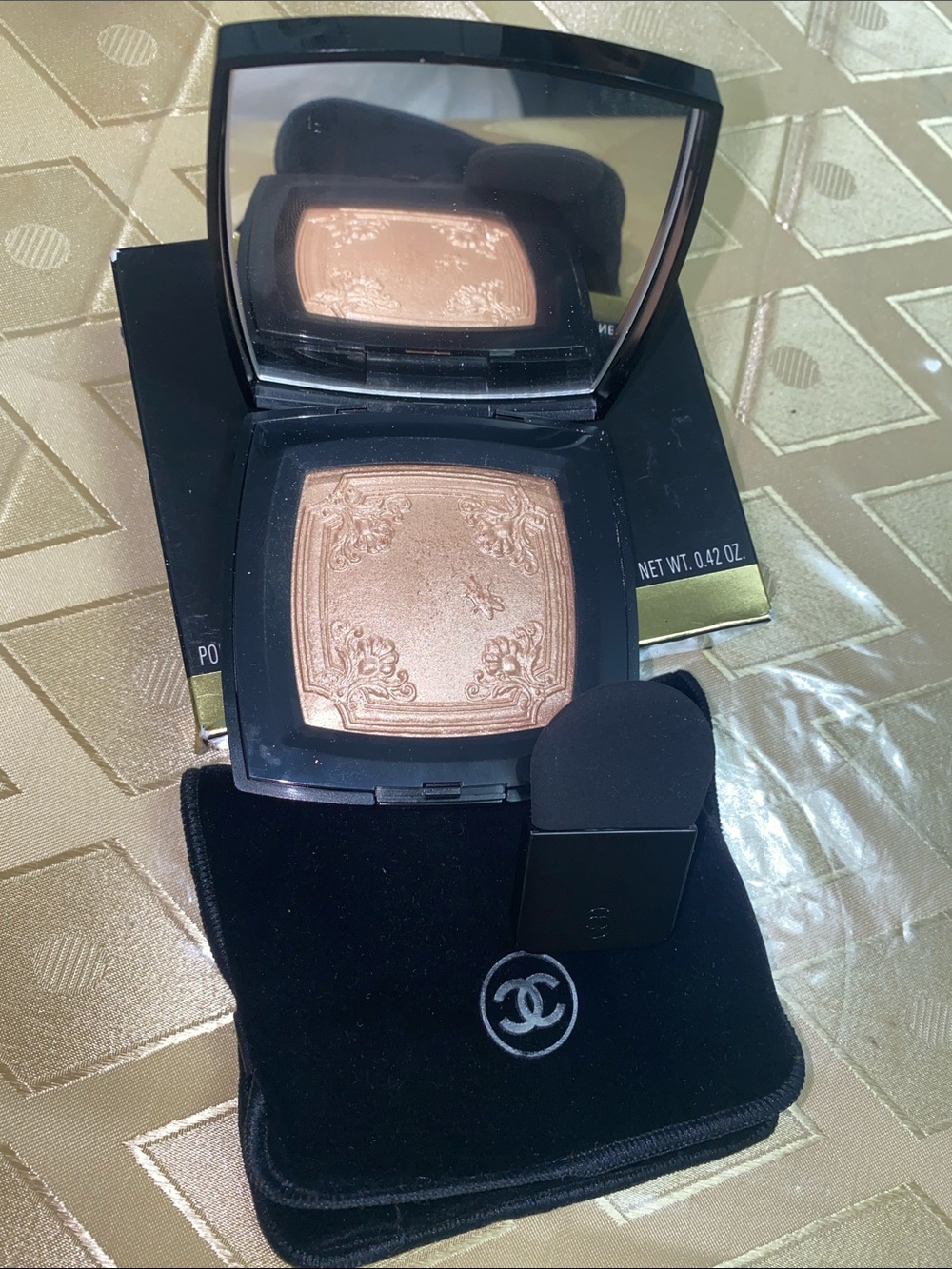 CHANEL exclusive edition New Illuminating Powder Compact - Golden Beige Glow